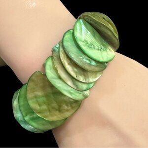 Green Mother-Of-Pearl Shell Stretch Bracelet For Women Natural Iridescent Design